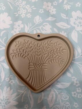 Pampered Chef Heart-Shaped Wheat Sheaf Cookie Mold